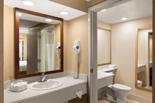 Anaheim Portofino Inn and Suites image 20